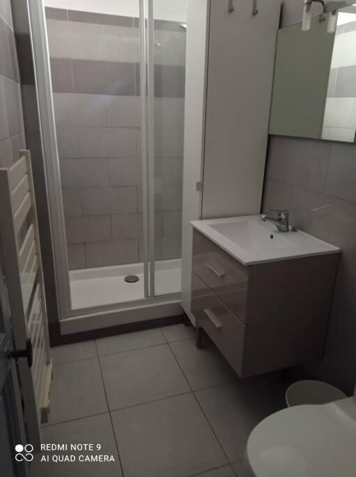 Appartement Au Coeur Du Village Sanary-sur-Mer Luaran gambar