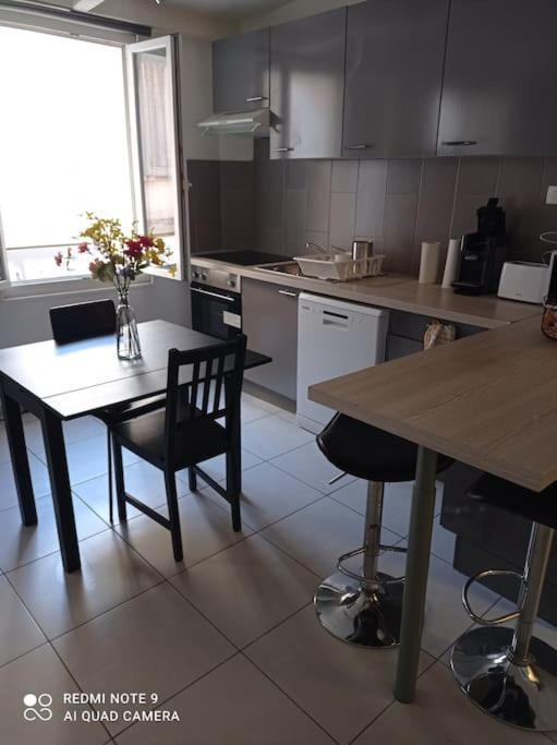 Appartement Au Coeur Du Village Sanary-sur-Mer Luaran gambar